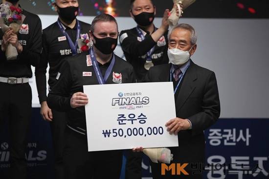 웰뱅피닉스 주장 쿠드롱(좌)과 PBA 김영수 총재.