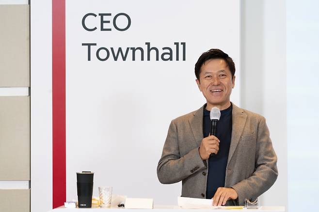 박정호 SK텔레콤 CEO는 14일 온라인 타운홀 행사에서 임직원들에게 기업분할 취지와 회사 비전을 상세히 설명했다./사진=SKT