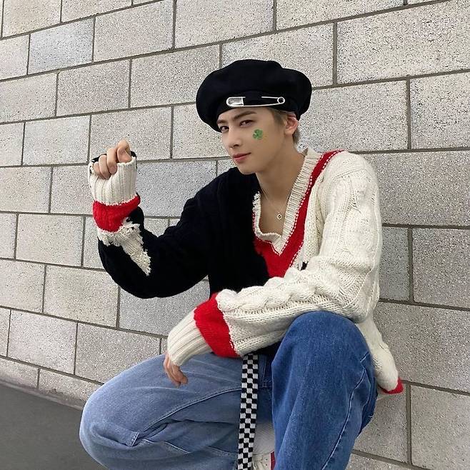 Astro Cha Eun-woo showed off a smaller face than BeremoCha Eun-woo posted four photos on her Instagram account on April 13 with an emoticon.In the photo, Cha Eun-woo poses in a beret with a clothing pin; Cha Eun-woo thrilled fans with a warm visual with bright hair colours.In particular, Cha Eun-woo has once again certified the best car charm with a deep eye and superior ratio.Those who saw this responded such as Jung Eun-woo is handsome today, I watched the stage well, Passion is Passion and Cha Eun-woo is Cha Eun-woo.Cha Eun-woo debut to the 2014 film My Puffy Life and then to the group Astro in 2016.Astro, which includes Cha Eun-woo, has released Hide and Seek, Hide and Break, Confession, Niga came to French (Crazy Sexy Cool), Blue Flame and Knock (Going to You).Astro made his comeback on ONE on Saturday.The best car is a coined word Passion is Passion and Cha Eun-woo is Cha Eun-woo.