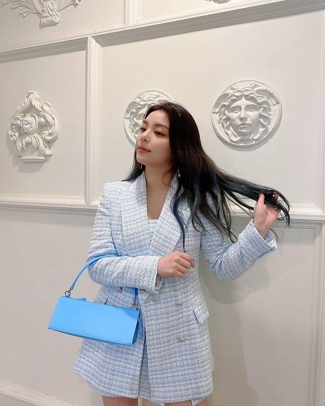 Singer Ailee showed off her Elegance charm.On April 14, Ailee wrote on her instagram, Park So-hyun sister Radio and marriage are going to sing a celebration today!I posted two photos with the article Hajakukukukukukukukuku.Ailee, who matches a light blue two-piece and a handbag in the public photo, boasts an Elegance charm.Ailees innocent beauty and bright atmosphere catch her eye.The netizens who watched the photos responded that they were cool, good match, too pretty and Radio and marriage celebration.On the other hand, Park So-hyun will broadcast a special broadcast of Radio and marriage on the 20th anniversary of SBS Power FM Park So-hyuns Love Game.Paul Kim, Noh and Ailee will celebrate the 20th anniversary of the broadcast, and will sing celebrations such as Meet You, Proposal, If You.Meanwhile, Ailee sang JTBCs Sygiffs: the myth OST Part3 and My Last Love, which ended April 8.