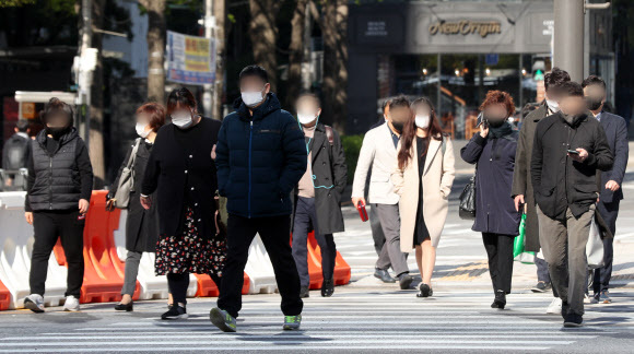 늦은 꽃샘추위가 찾아온 14일 오전 서울 세종대로 사거리에서 출근길 시민들이 발걸음을 재촉하고 있다. 뉴스1