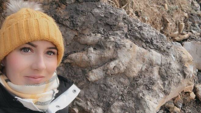 “조개 캐다가”…거대 공룡 발자국 화석 발견한 여성