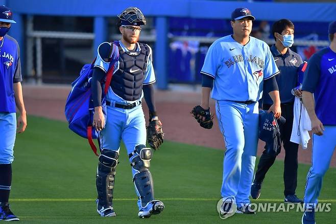 경기 전 포수 대니 잰슨(왼쪽)과 걸어가는 류현진 [게티이미지/AFP=연합뉴스]