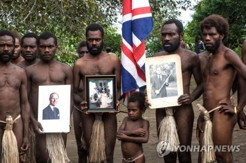 필립공 사진과 영국 국기(유니언 잭) 든 타나섬 야켈마을 주민들 [AFP=연합뉴스]