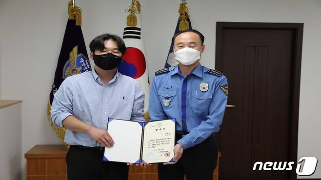 이재광씨(왼쪽)가 14일 여수해양경찰서로부터 감사장을 받고 있다.(여수해경 제공)/뉴스1 © News1