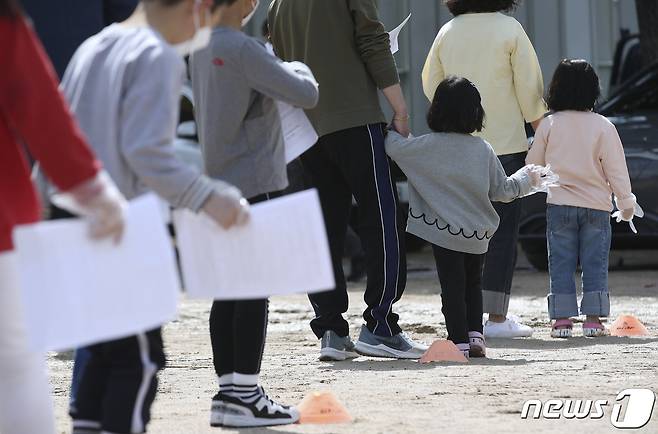 13일 오전 울산 울주군 한 초등학교에 마련된 임시 선별진료소에서 초등학생과 유치원생, 교직원을 대상으로 신종 코로나바이러스 감염증(코로나19) 전수검사가 이뤄지고 있다. 2021.4.13/뉴스1 © News1 윤일지 기자