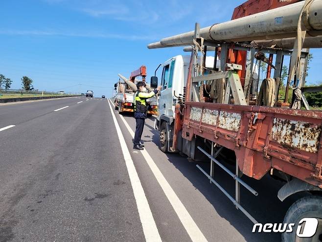 자치경찰이 제주에서 화물차량을 대상으로 과속 단속을 하고 있다.(제주특별자치도 자치경찰단 제공)2021.4.15/뉴스1© News1