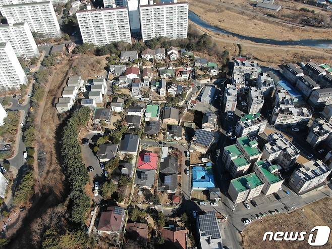 항공에서 바라본 태양광설비 설치 주택들. (고양시청 제공)© 뉴스1