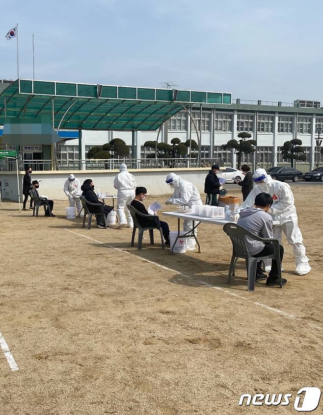 제천시내 모 중학교에 마련된 임시선별진료소에서 학생들이 코로나19 진단 검사를 하고 있다.2021.04.15 © 뉴스1 조영석 기자