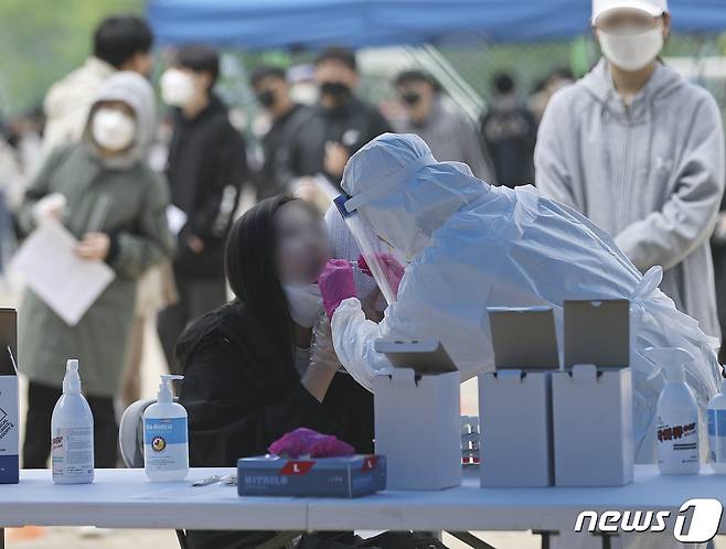 15일 울산 남구 한 중학교 운동장에 마련된 임시 선별진료소에서 2학년 전교생을 대상으로 신종 코로나바이러스 감염증(코로나19) 전수검사가 실시되고 있다. 2021.4.15/뉴스1 © News1 윤일지 기자