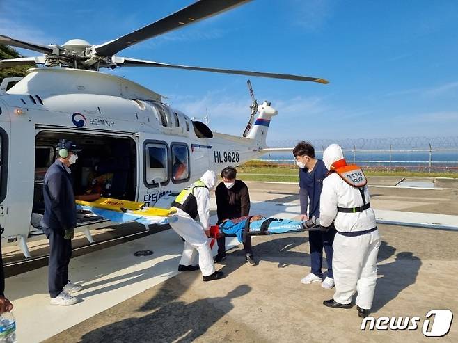 15일 오전 7시3분쯤 전남 여수 해상 먼바다에서 어구 투망 작업 중 바다에 빠졌다가 구조된 외국인 선원의 상태가 위급해 병원으로 긴급 이송되고 있다.(여수해경 제공)2021.4.15/뉴스1 © News1