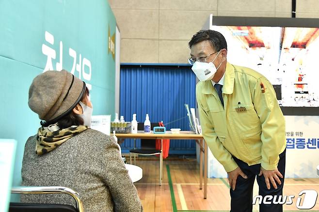 정하영 김포시장이 15일 김포시 사우동 김포시민회관 실내체육관에 마련된 코로나19 예방접종센터에서 백신 접종 현장 점검 후 시민과 대화를 나누고 있다.(김포시제공)2021.4.15/뉴스1 © News1 정진욱 기자