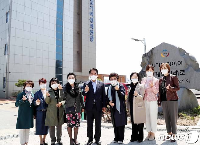 백군기 시장이 경기도여성단체협의회 임원들과 기념촬영을 하고 있다.(용인시 제공) © News1
