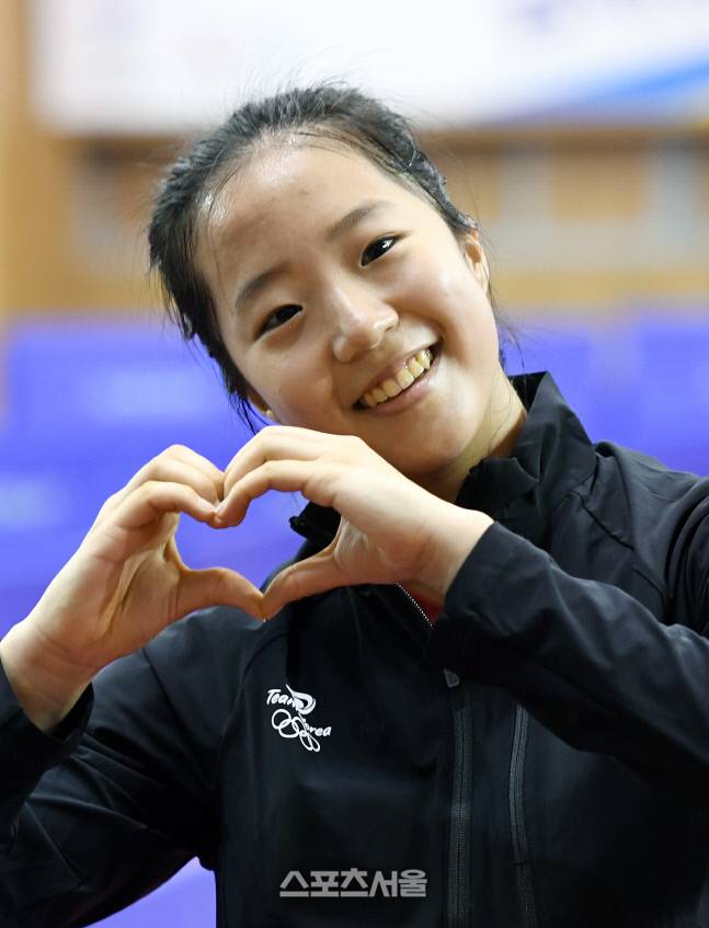 탁구 국가대표 신유빈이 2020 도쿄올림픽을 100일 앞둔 14일 충북 진천 국가대표선수촌에서 훈련을 끝낸 뒤 취재진을 향해 포즈를 취하고 있다. 진천 | 박진업기자 upandup@sportsseoul.com