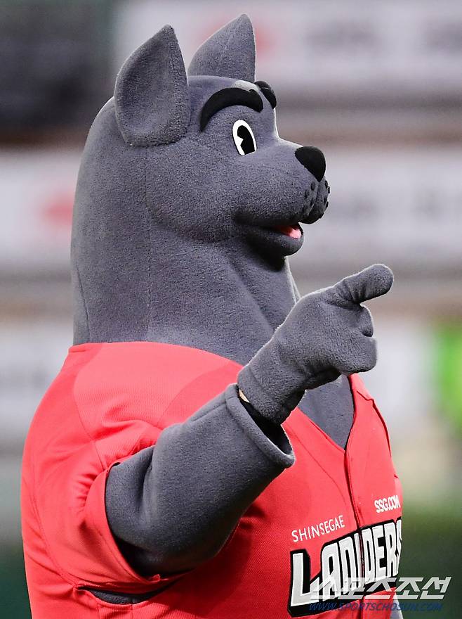 랜디, 얼굴이 작고 목이 정말 정말 두껍다.   팬들의 많은 사랑을 받길...