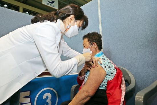 장흥군이 75세 이상 백신 접종을 시작했다. (사진=장흥군 제공)