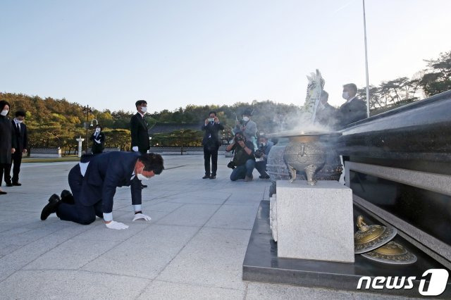 더불어민주당 당대표 경선에 나선 송영길 의원이 15일 오후 광주 북구 국립5·18민주묘지에서 참배 중 절을 하고 있다. (광주=뉴스1)