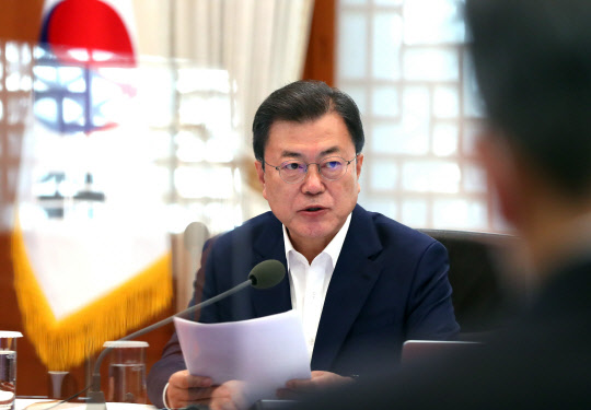 문재인 대통령이 15일 청와대에서 열린 확대경제장관회의에서 발언하고 있다. 연합뉴스.