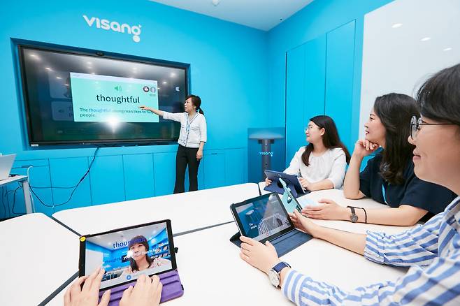 비상교육 초등 영어 학습 서비스 시연 모습