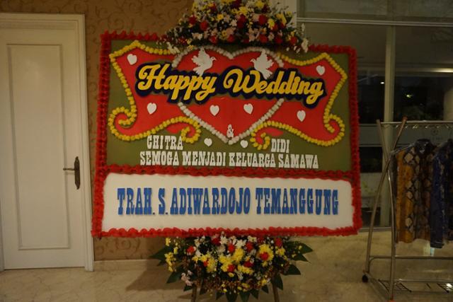 인도네시아 결혼 축하 화환. '사랑과 평화가 가득한 가정을 꾸리세요'라고 적혀 있다. 데폭=고찬유 특파원