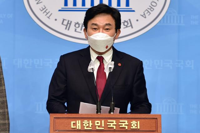 원희룡 제주지사가 13일 국회 소통관에서 일본의 후쿠시마 원전 오염수 방류 결정을 강력 규탄하는 기자회견을 하고 있다. 오대근 기자