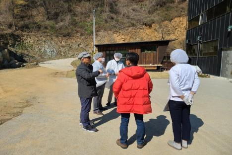 지난해 양평군 농업회사 법인 숲속정원에서 브랜드 개발 컨설팅을 진행하고 있다.[사진=경기도청 농식품유통과]