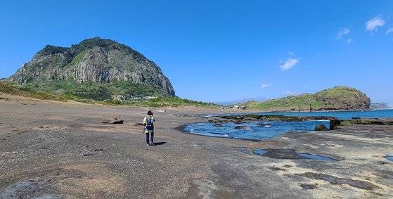 제주올레 10코스 사계 해변. 왼쪽으로 산방산이, 오른쪽으로 용머리해안이 보인다. 10코스를 정방향으로 걸으면 이 풍경을 만끽할 수 없다.
