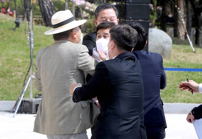 11일 오전 서울 용산구 백범김구기념관 야외광장에서 열린 제102주년 대한민국임시정부 수립 기념식에서 김원웅 광복회장의 멱살을 잡는 등 거친 항의를 하는 김임용 광복회 회원을 관계자들이 저지하고 있다. 오종택 기자