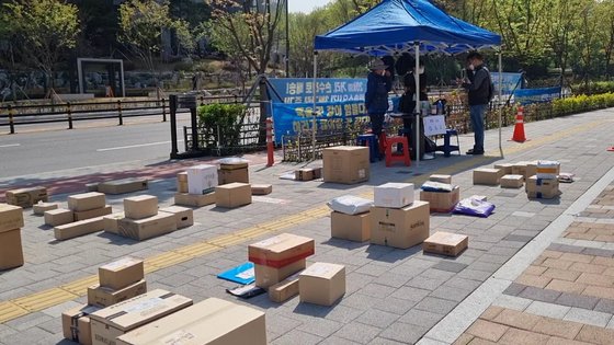 지난 14일 서울 강동구 고덕동에 위치한 한 아파트에서 개별택배 배송이 중단됐다. 15일 인근 상가 도보에서는 택배노조측이 주민들에게 택배들을 나눠줬다. 최연수기자