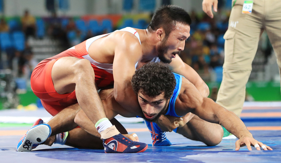 Korean Greco-Roman wrestler Ryu Han-su, left, takes on Mihran Harutyunyan of Armenia in the quarterfinals for the Men's Greco-Roman 66-kilogram event at the Rio Olympics in 2016. [JOINT PRESS CORPS]