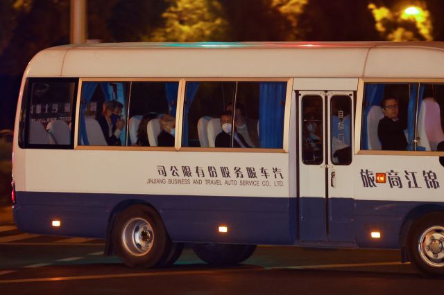 존 케리 미국 대통령 기후특사가 탑승한 차량이 14일 중국 상하이의 한 호텔에 들어서고 있다. 케리 특사는 조 바이든 대통령 취임 이후 미국 고위 당국자 중 처음으로 중국을 방문했다. 로이터연합뉴스