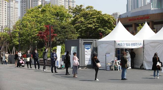 15일 서울 서초구 고속터미널역 코로나19 임시선별검사소에서 시민들이 검사를 받기 위해 줄서 기다리고 있다./사진=뉴시스