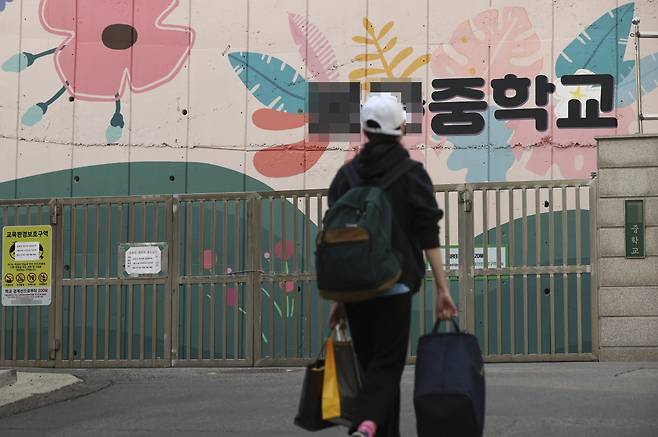 지난 달 코로나 확진자 발생으로 문이 닫힌 서울의 한 중학교 모습. 연합뉴스
