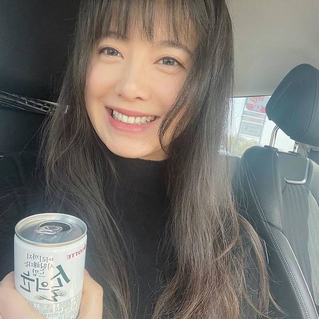 Actor Ku Hye-sun showed off her beautiful looks during the still-cleaning.Ku Hye-sun posted several photos taken in his car on his personal Instagram on April 15.In the photo, Ku Hye-sun is smiling with his favorite drink.Over the years, the beauty of beautiful looks and long straight hair adds to the fairy beauty. It is a visual that can be taken immediately with ionic beverage CF.The netizens responded that I am still pretty, If my sister likes a drink, I will like it from today and Definition of beautiful.