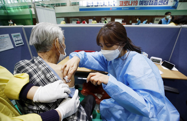 [광주=뉴시스]변재훈 기자 = 방역당국 관계자가 15일 광주 북구 용봉동 예방접종센터에서 요양시설 이용자를 대상으로 코로나19 화이자 백신을 접종하고 있다. (사진=광주 북구 제공) 2021.04.15. photo@newsis.com *재판매 및 DB 금지