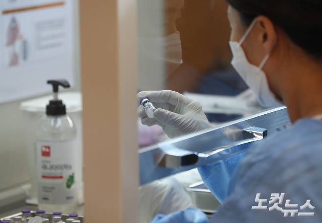 코로나19 예방접종센터에서 의료진이 화이자 백신을 주사기에 소분 조제하고 있다. 황진환 기자