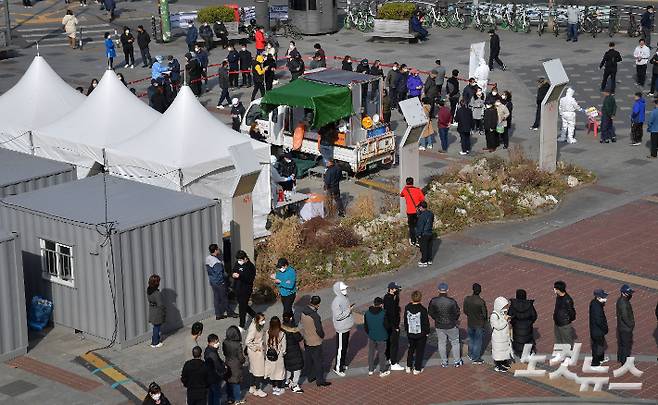 부산에서는 유흥주점발과 학생 n차 감염 등으로 코로나19 확진자가 41명 발생하는 등 확산세가 줄어들지 않고 있다. 박종민 기자