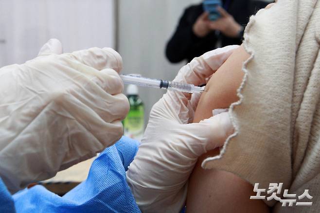 의료진이 요양병원·요양시설 종사자들을 대상으로 아스트라제네카 백신 접종을 하고 있다. 사진공동취재단