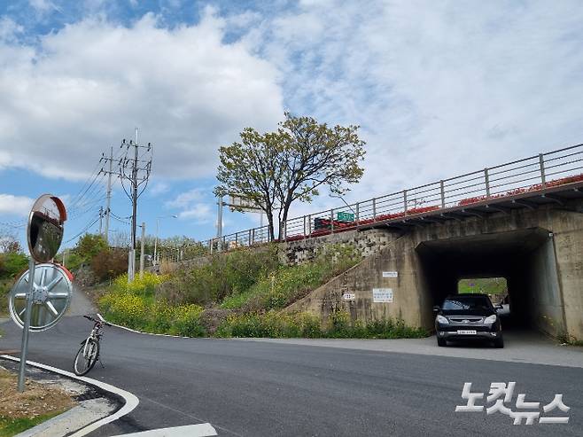 굴박스 이용자들은 반사경 위치가 바뀌면서 차량 사고 위험이 높아졌다고 주장한다. 박사라 기자