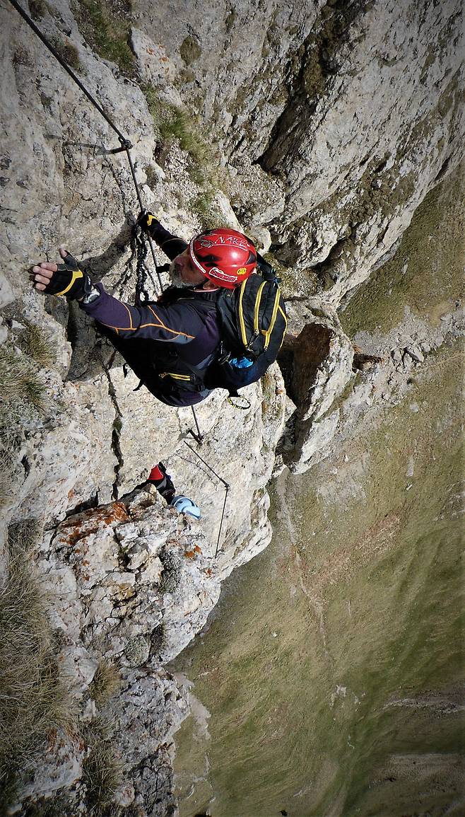 도미니크가 정상벽을 오르고 있고 뒤에 다르코가 뒤따르고 있다.