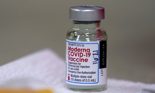 모더나가 개발한 신종 코로나바이러스 감염증(코로나19) 백신 라벨이 표시된 병. AP연합뉴스