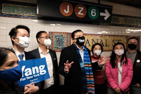 미국 뉴욕 시장 선거에 도전한 앤드류 양이 지난 5일 뉴욕 차이나타운의 캐널 스트리트 지하철역에서 발언하고 있다. 연합뉴스