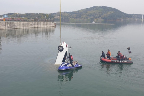 승용차가 추락한 충남 논산 가야곡면 탑정저수지에 출동한 119 구조대. /연합뉴스=충남소방본부 제공.