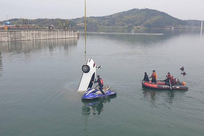 4월15일 충남 논산시 가야곡면 탑정저수지로 차량이 추락해 탑승자 5명이 전원 사망했다. 사진은 사고 현장에서 구조대가 차량을 견인하고 있는 모습 ⓒ 충남소방본부 제공