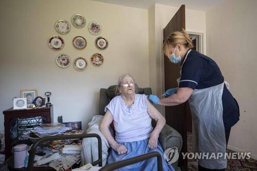 영국 가정에서 아스트라제네카 백신을 접종 중인 모습 [AFP=연합뉴스 자료사진]