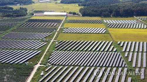 농지에 설치된 태양광 발전시설 [특정기사 내용과 관련이 없습니다] [연합뉴스 자료]