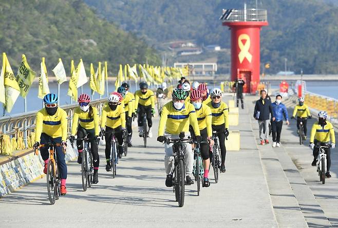 안산 사이클동호회 회원들, 416㎞ 자전거 대장정 (안산=연합뉴스) 세월호 참사 희생자 추모를 위해 안산까지 416㎞ 자전거 대장정에 나선 경기 안산지역 사이클 동호인클럽 안산 ARB 회원 30여명과 윤화섭(오른쪽 줄 맨 앞) 안산시장이 15일 오전 7시 30분 진도항(옛 팽목항)을 출발하고 있다. 2021.4.15.[안산시청 제공. 재판매 및 DB 금지]