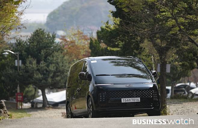 현대자동차가 15일 경기 김포에서 새로운 이동경험을 제시하는 다목적차량(MPV) '스타리아(STARIA)'의 시승회를 열고 있다. /사진=이명근 기자 qwe123@