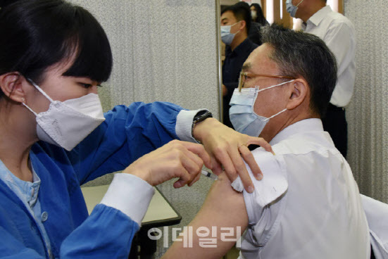 4일 오전 서울 종로구 대학로 서울대병원에서 의료진이 아스트라제네카 백신접종을 받고 있다.(사진=사진공동취재단)