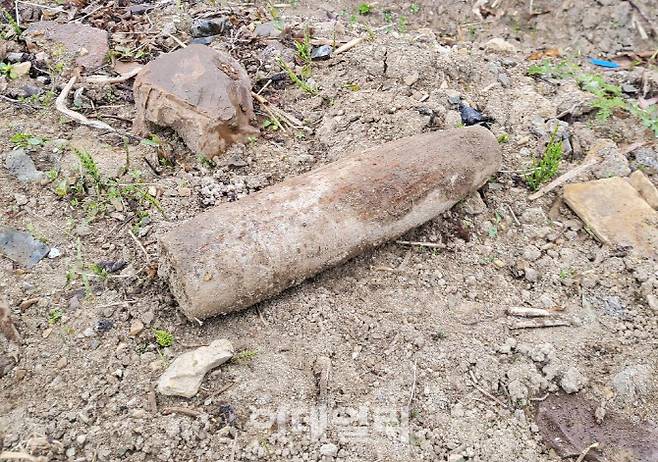 LX대구경북지역본부 군위지사 직원들이 한국전쟁 당시 우리 군이 사용한 것으로 보이는 포탄을 발견해 112에 신고했다. (사진=LX)